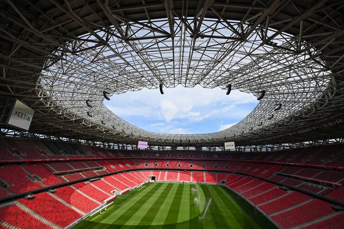 Weekend della finale di Champions League a Budapest 2026: atmosfera da partita ai piedi del Parlamento, sulla terrazza Smúz.