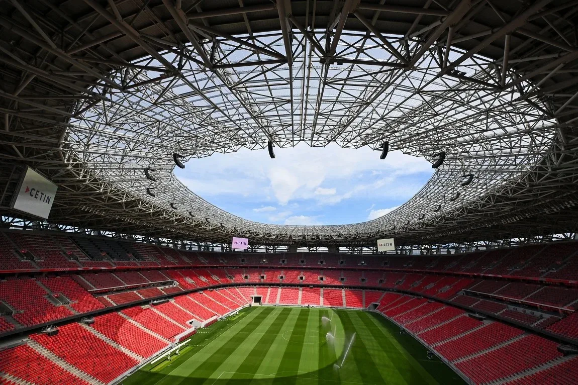 Fin de semana de la final de la Liga de Campeones en Budapest 2026: ambiente de partido a los pies del Parlamento en la tribuna Smúz. Fin de semana de la final de la Liga de Campeones en Budapest 2026: ambiente de partido a los pies del Parlamento en la tribuna Smúz.