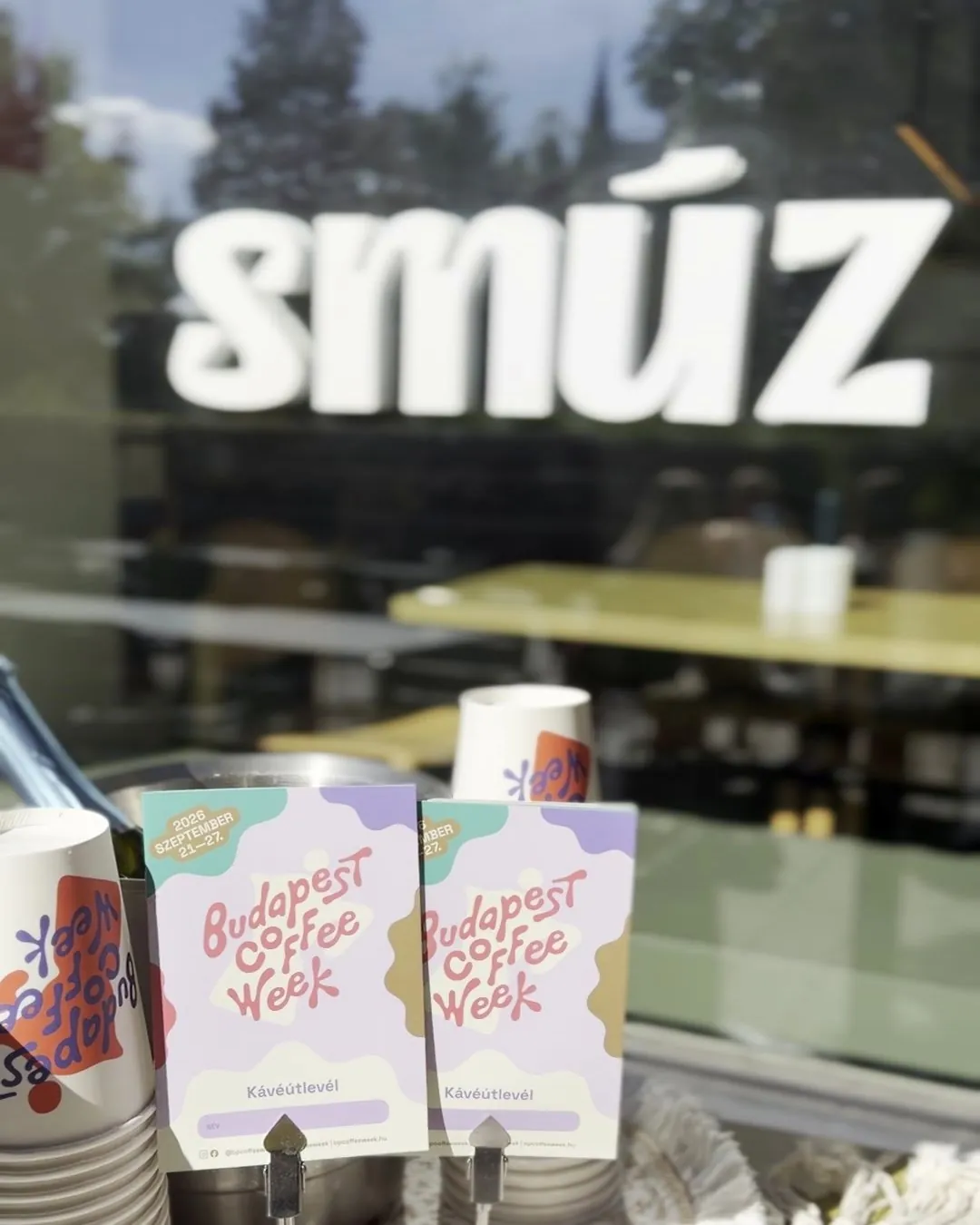 Cartoline della Budapest Coffee Week davanti alla vetrina di Smúz