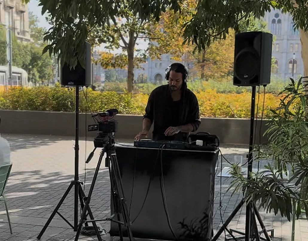 DJ BenKane sulla terrazza di Smúz, con il Parlamento sullo sfondo