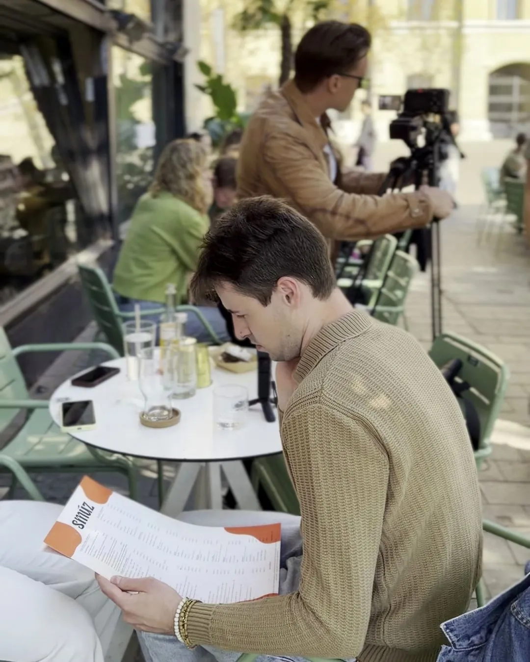 Una cliente sfoglia la nuova carta dei drink in terrazza