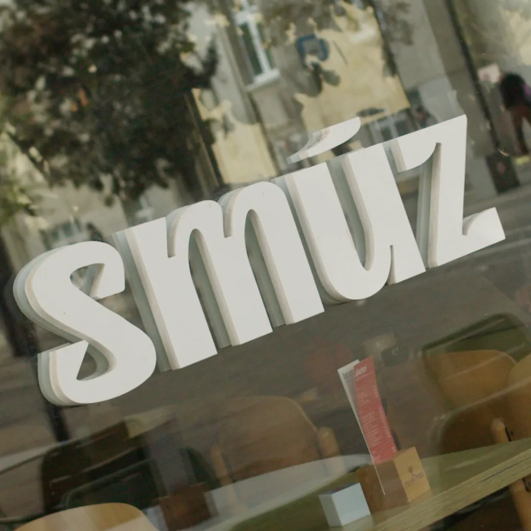 Cosa significa la parola „smúz”? – 5 curiosità sul nome Smúz Café Budapest
