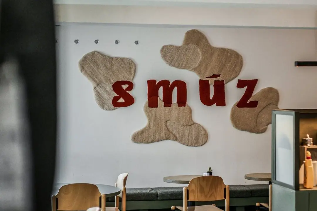 L’interno dello Smúz Café con la scritta smúz sulla parete L’interno dello Smúz Café con la scritta smúz sulla parete