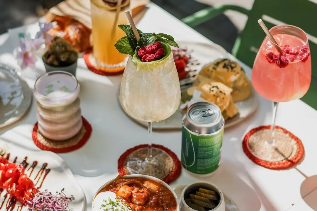 Stuzzichini, drink e dessert su una tavola apparecchiata allo Smúz Stuzzichini, drink e dessert su una tavola apparecchiata allo Smúz