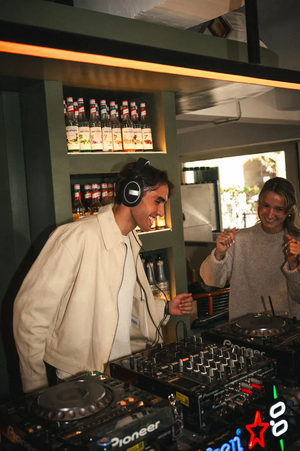 DJ-Party-Atmosphäre im Smúz Café