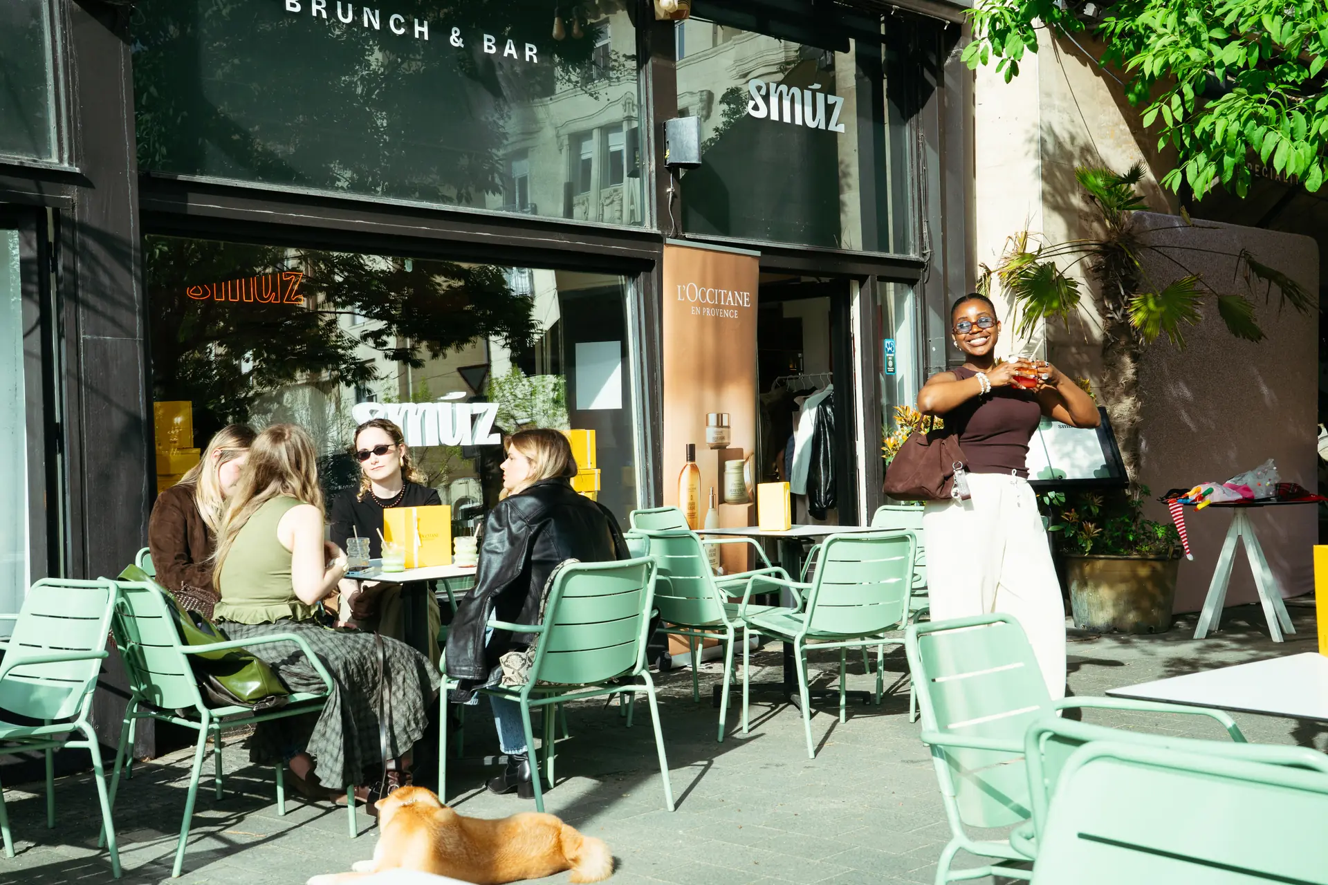 Elégedett vendégek a Smúz Café teraszán
