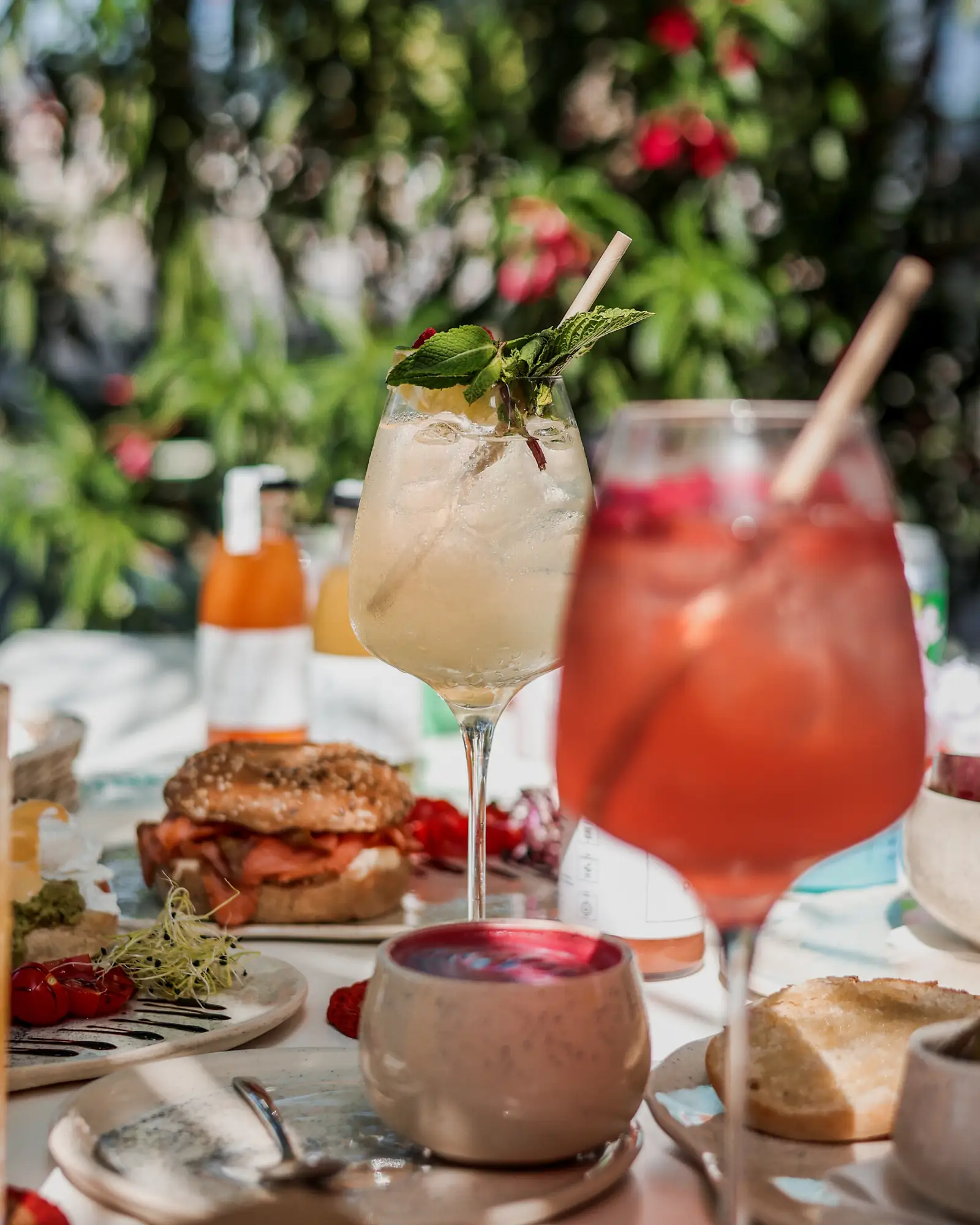 Un cocktail Hugo sulla terrazza del Smúz Café a Budapest.