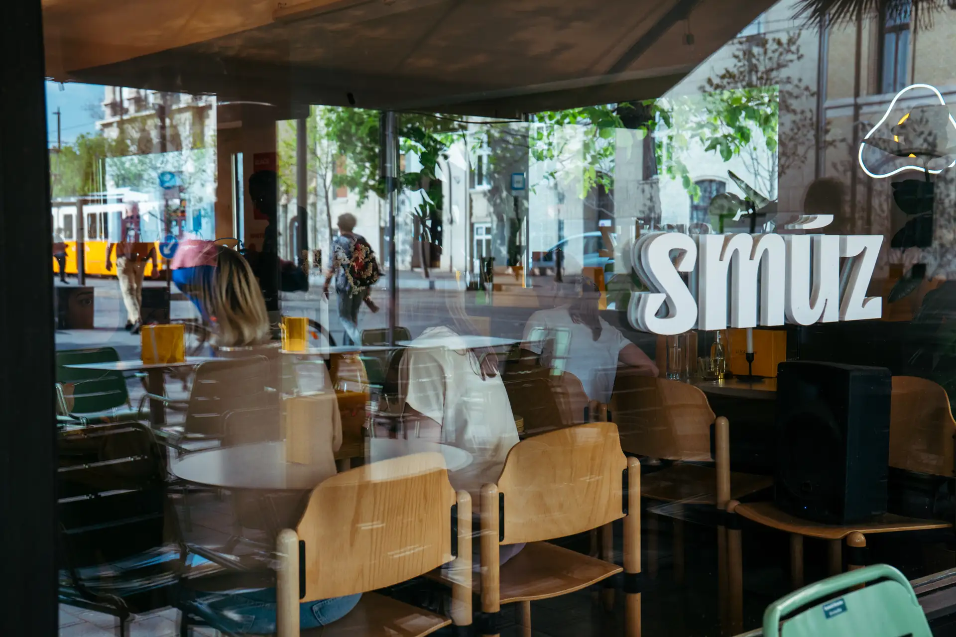 Kapcsolat — Smúz Café, 1055 Budapest, Kossuth Lajos tér 18.