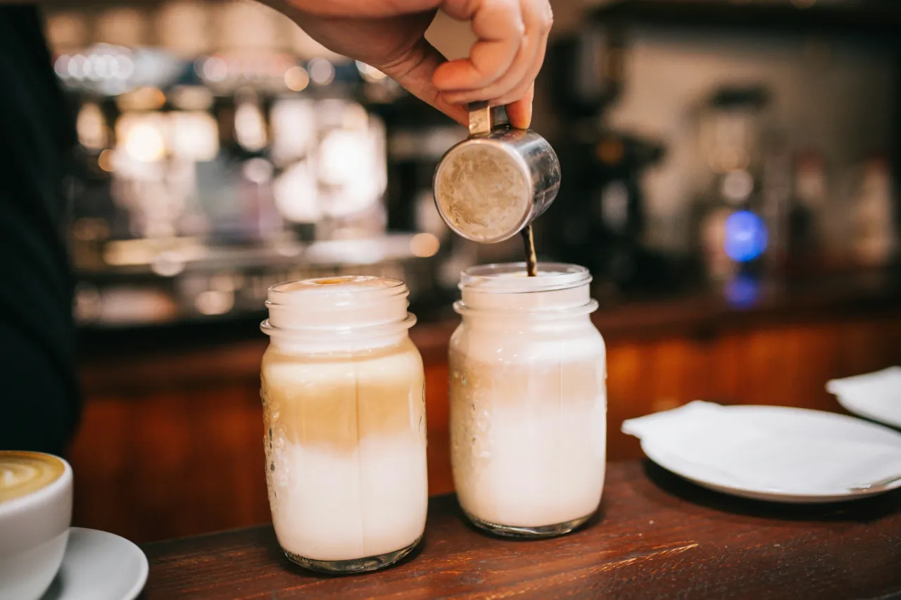 What is the difference between a caffe latte and a latte macchiato?
