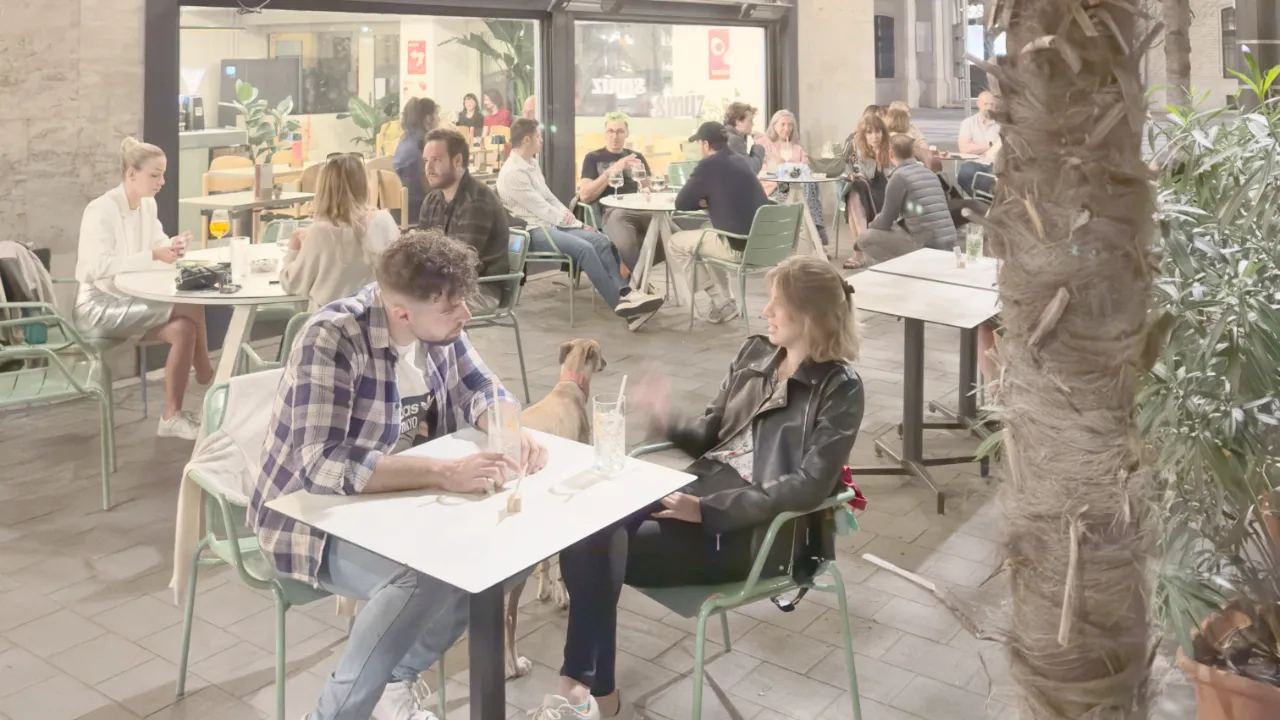 Der Artikel „We Love Budapest“ stellt das Smúz Café vor.