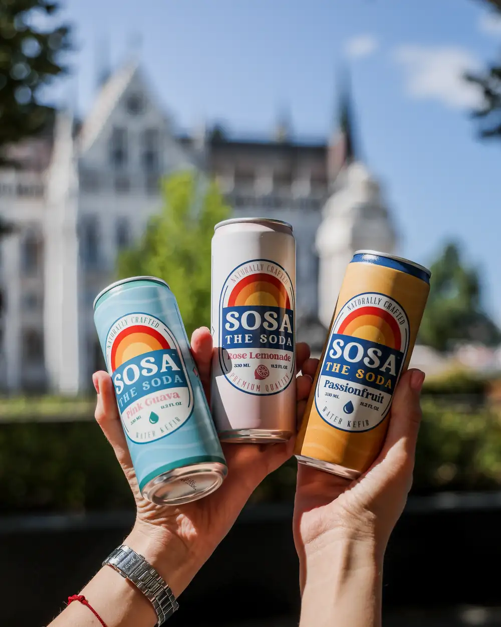 Anstoßen mit SOSA-Limonaden im Parlament