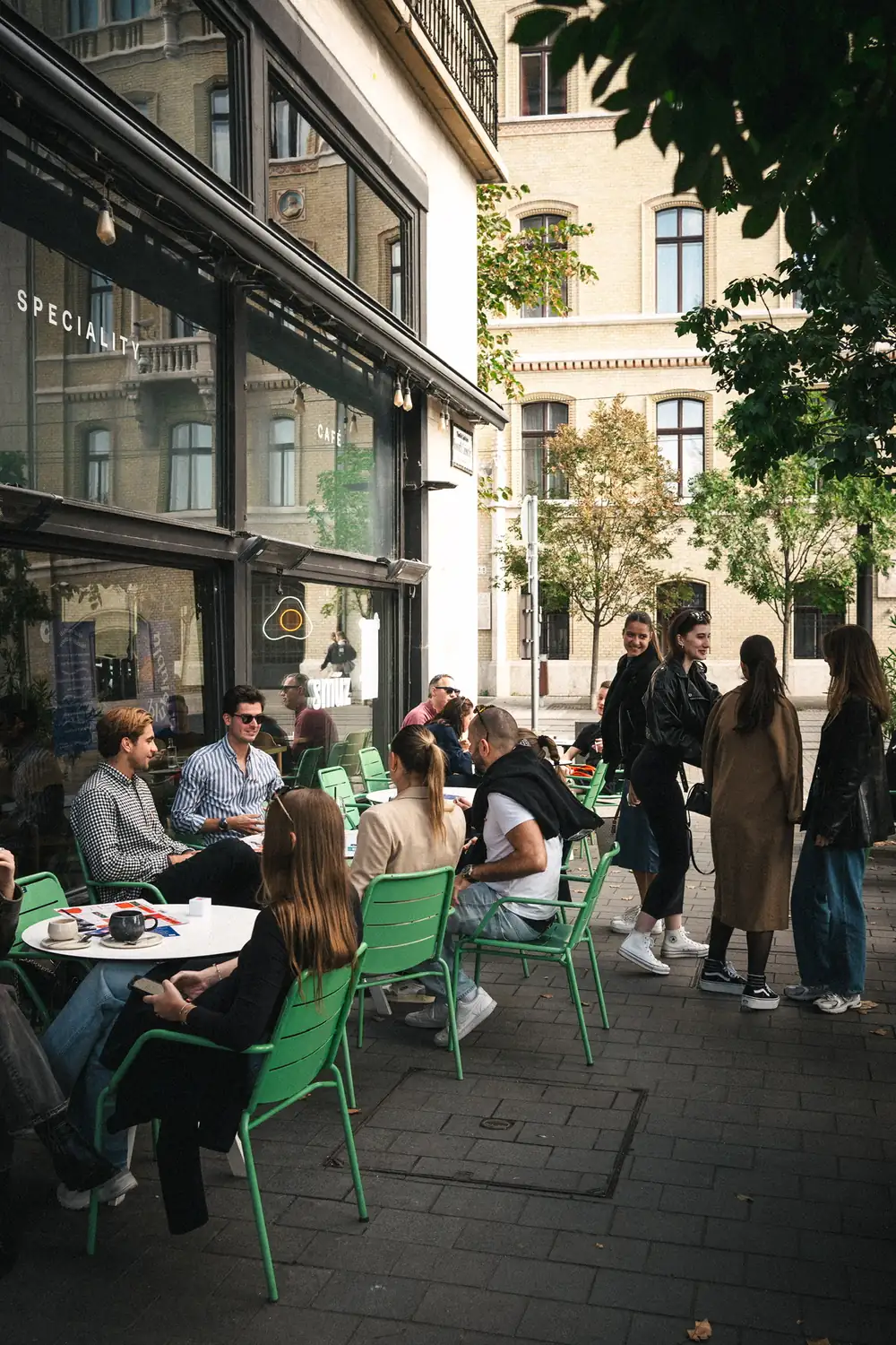 Teraszélet a Smúz Cafénál a Kossuth téren