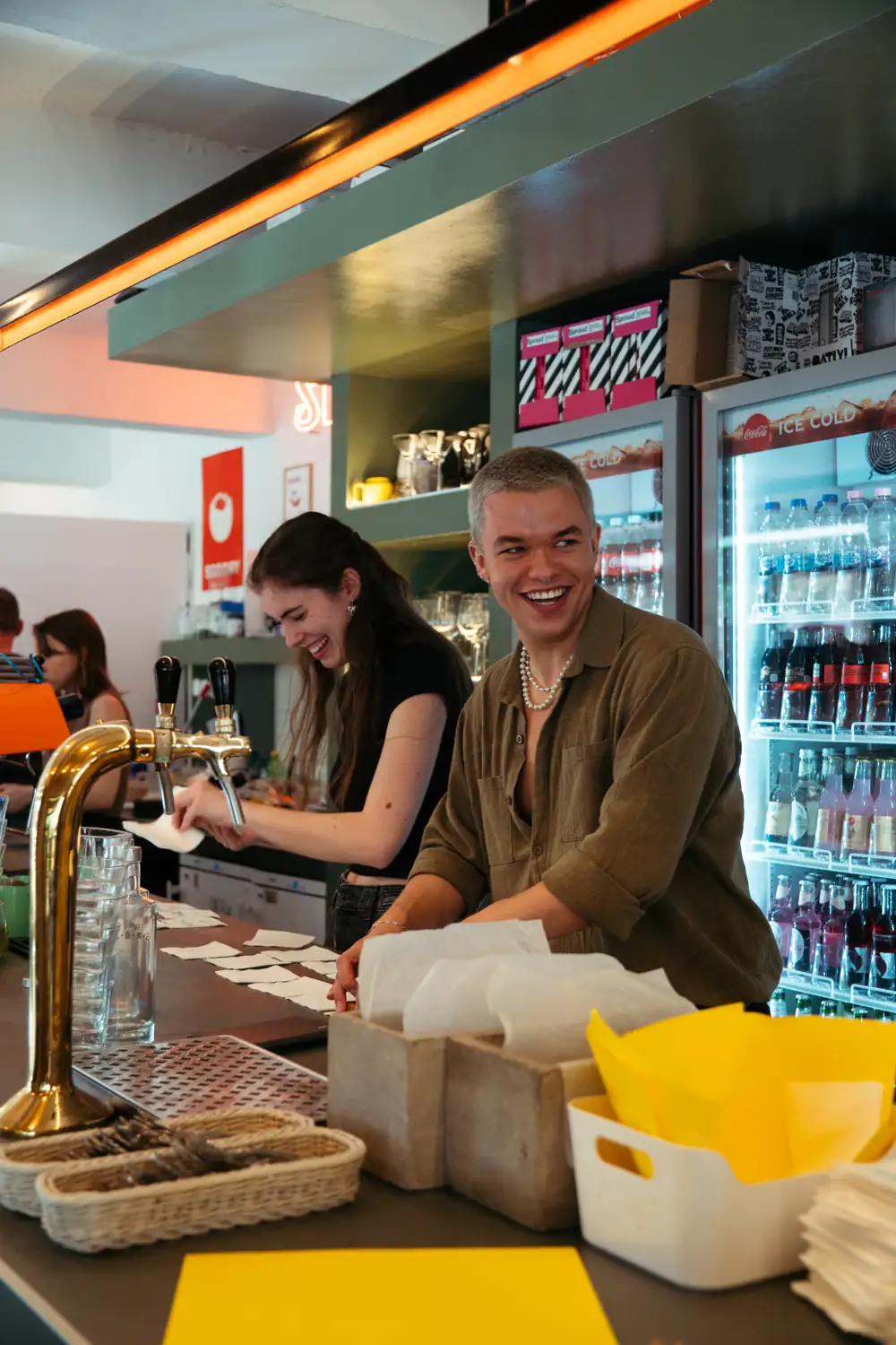 Baristák a Smúz Café pultjában