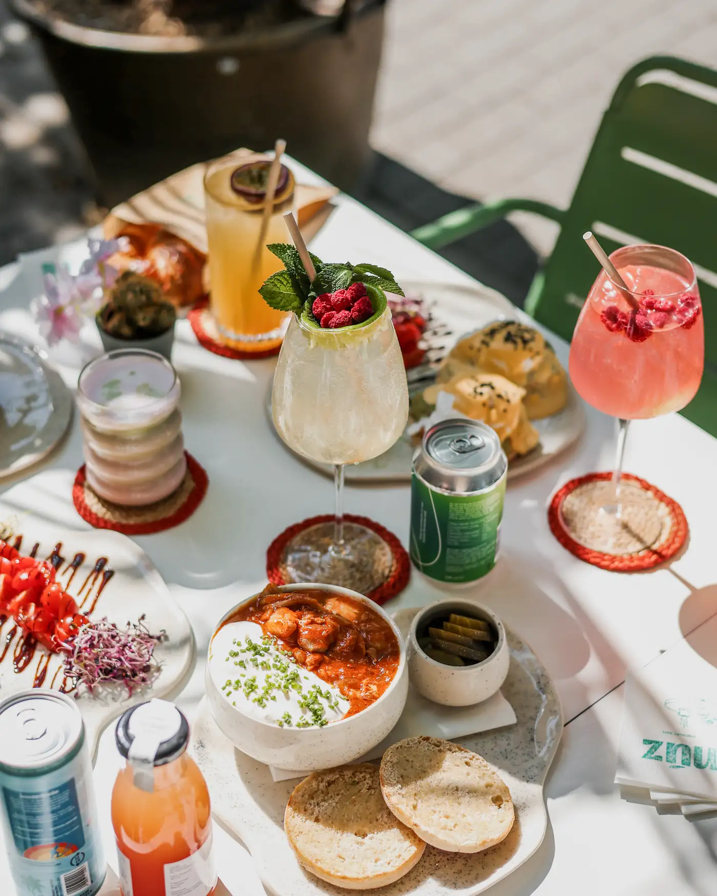 Gazdagon terített brunch asztal a Smúz Caféban