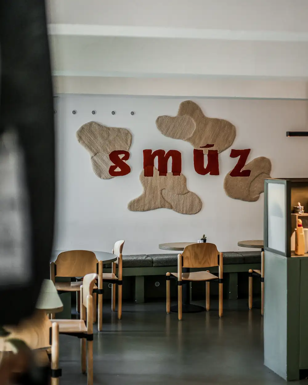 A Smúz Café belső tere a smúz felirattal