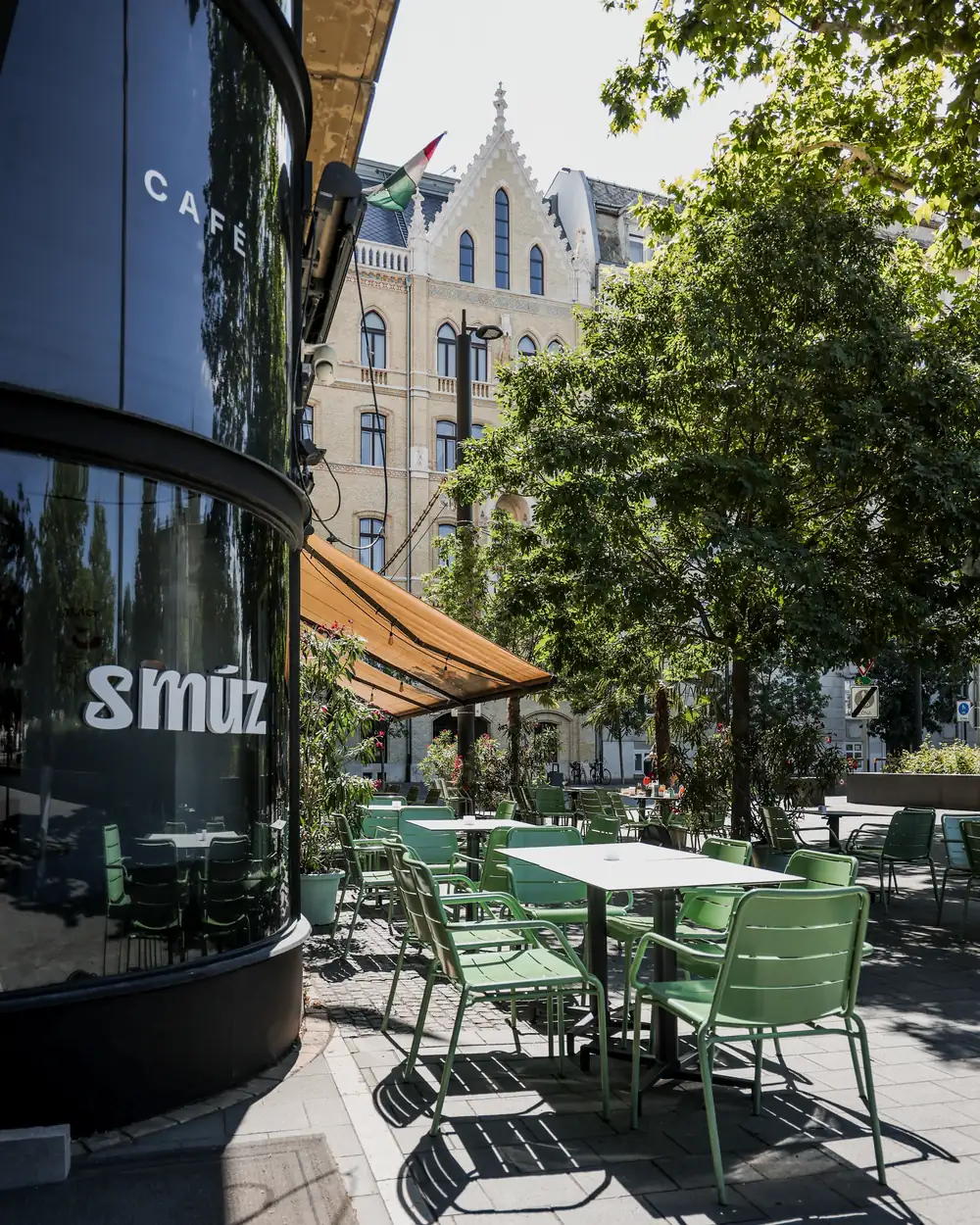 A Smúz Café terasza a Kossuth téren