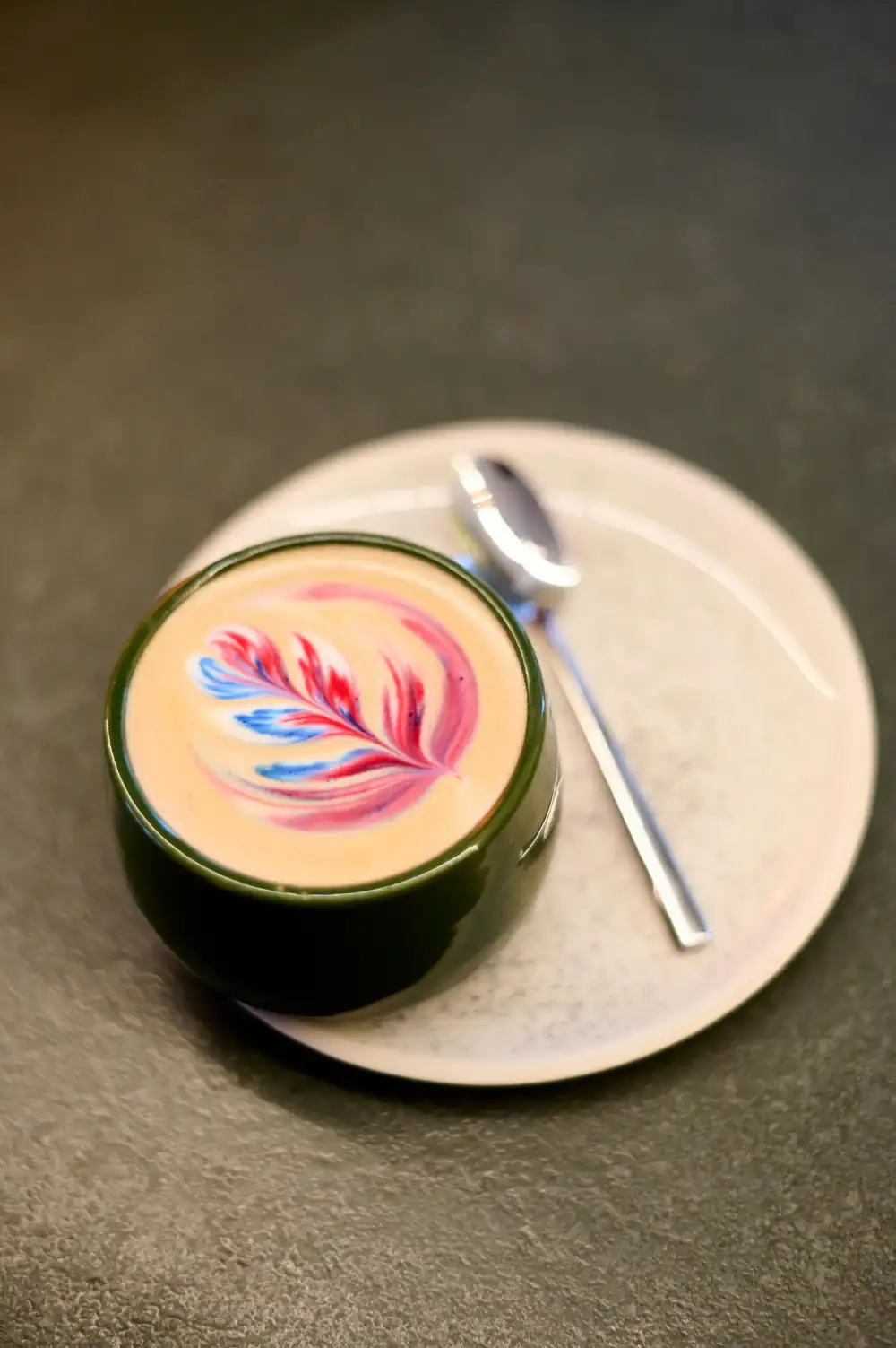 Színes latte art a Smúz Caféban
