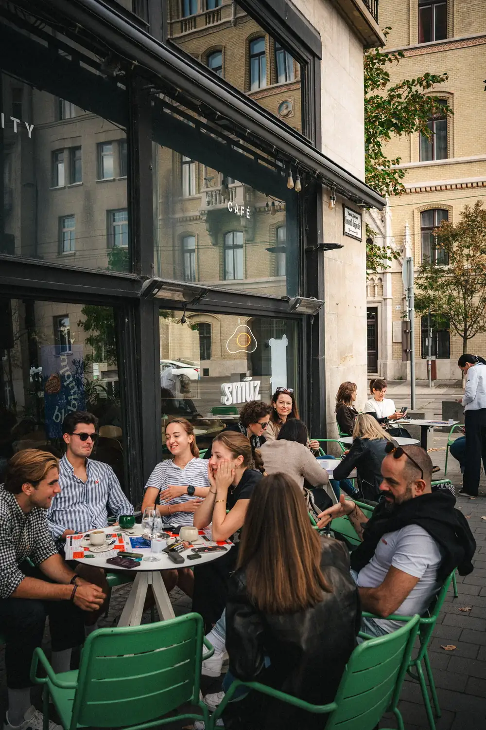 Baráti társaság a Smúz Café teraszán