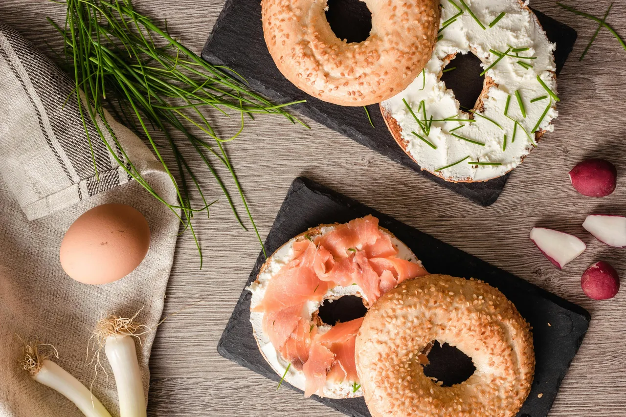 Mi a bagel jelentése és története? Ettől kerek a brunch Budapesten!